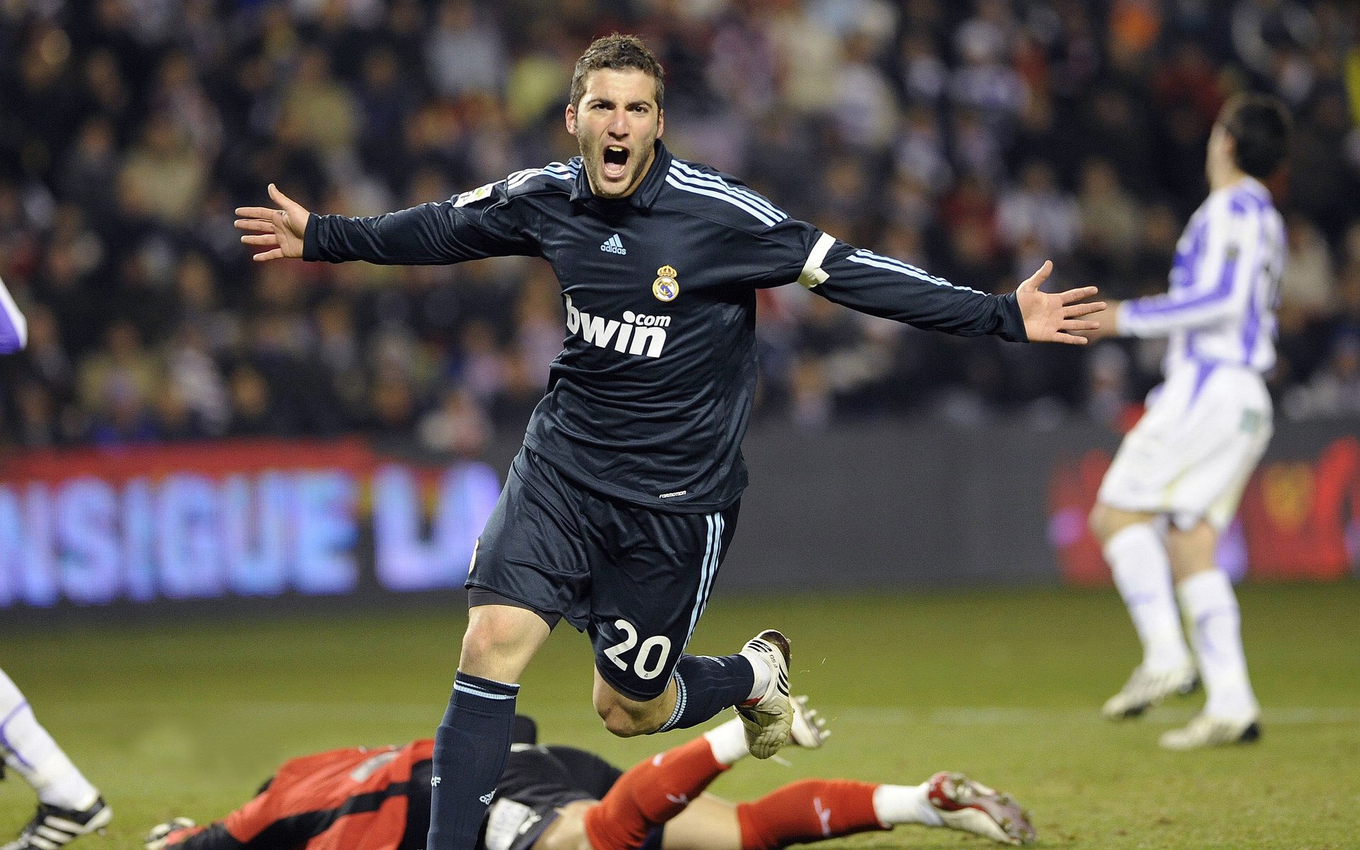 _冬季赛事依旧火热:在冰雪之外燃起运动激情_,冰雪运动比赛视频